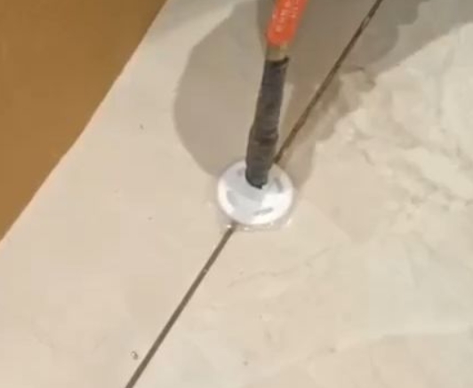 威海市瓷砖空鼓维修公司专业解答瓷砖在铺贴过程中，如果没有涂抹均匀到位的粘结材料（如水泥砂浆或瓷砖胶），可能会导致以下问题