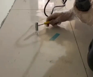 威海市瓷砖开裂维修公司专业分享瓷砖在铺贴前如果没有沥干水分，将会导致以下问题