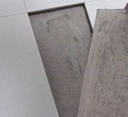 威海市瓷砖空鼓维修公司分享瓷砖铺贴时如果打浆（即涂抹在瓷砖背面和基层上的砂浆或瓷砖胶）过少，会带来以下问题
